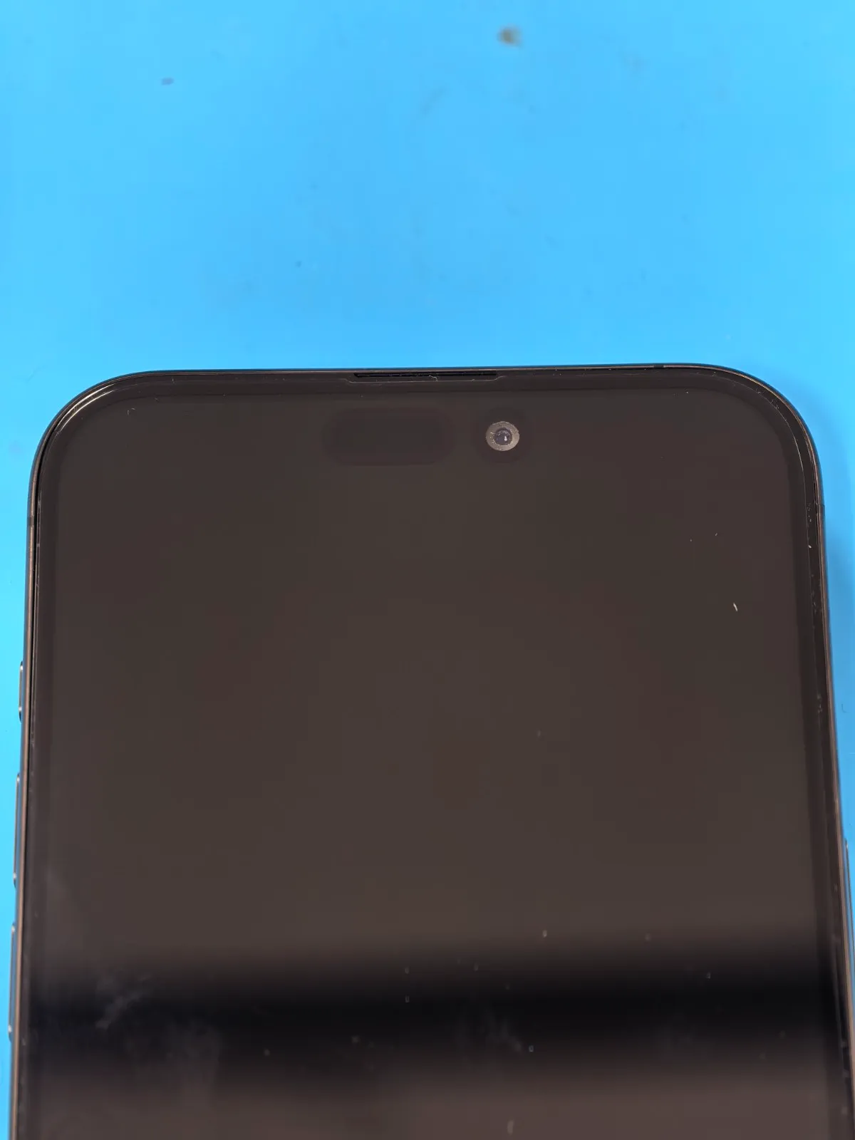 iPhone15ProMax フロント側インカメラ周辺の腐食