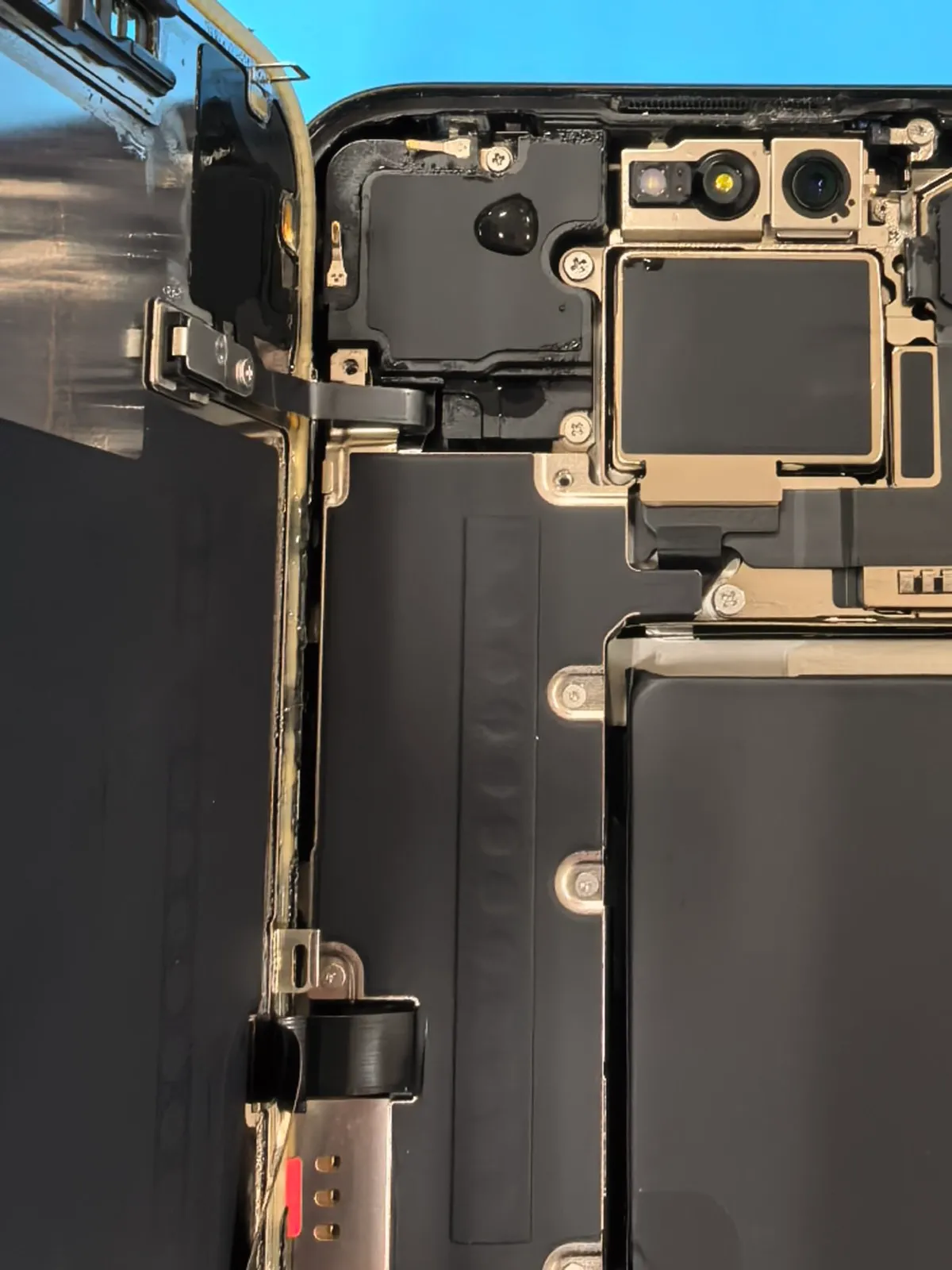 iPhone15ProMax 内部 水没状態