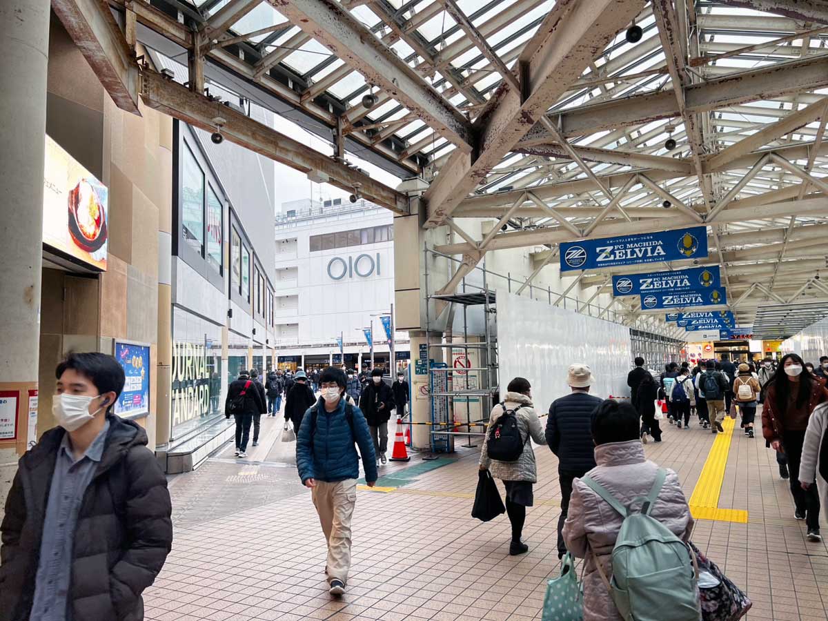 JR横浜線の方に歩きます