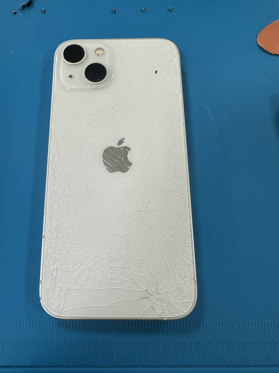 iPhone13のバックパネル交換について