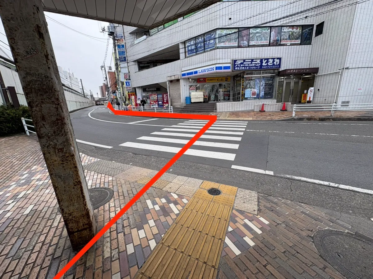 横断歩道を渡って左へ