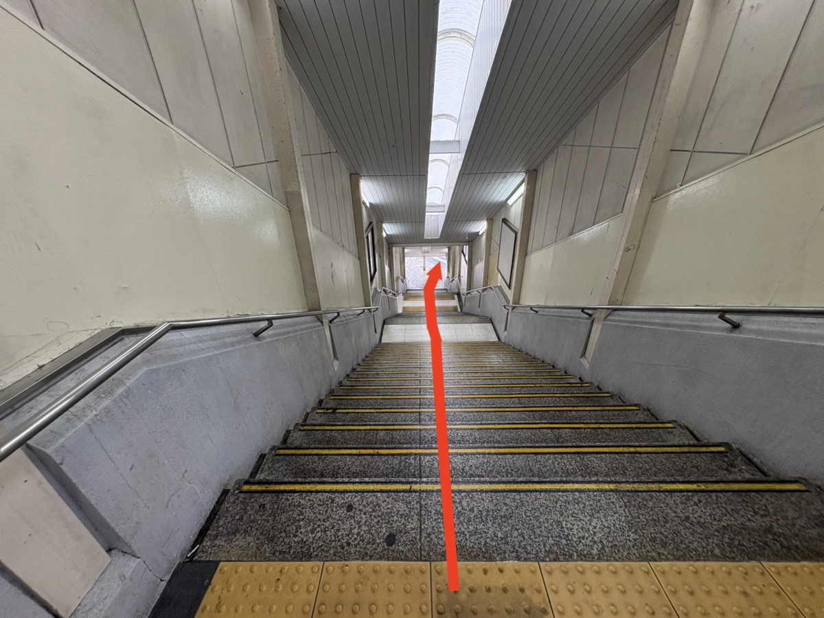 ③横断歩道まで降ります。