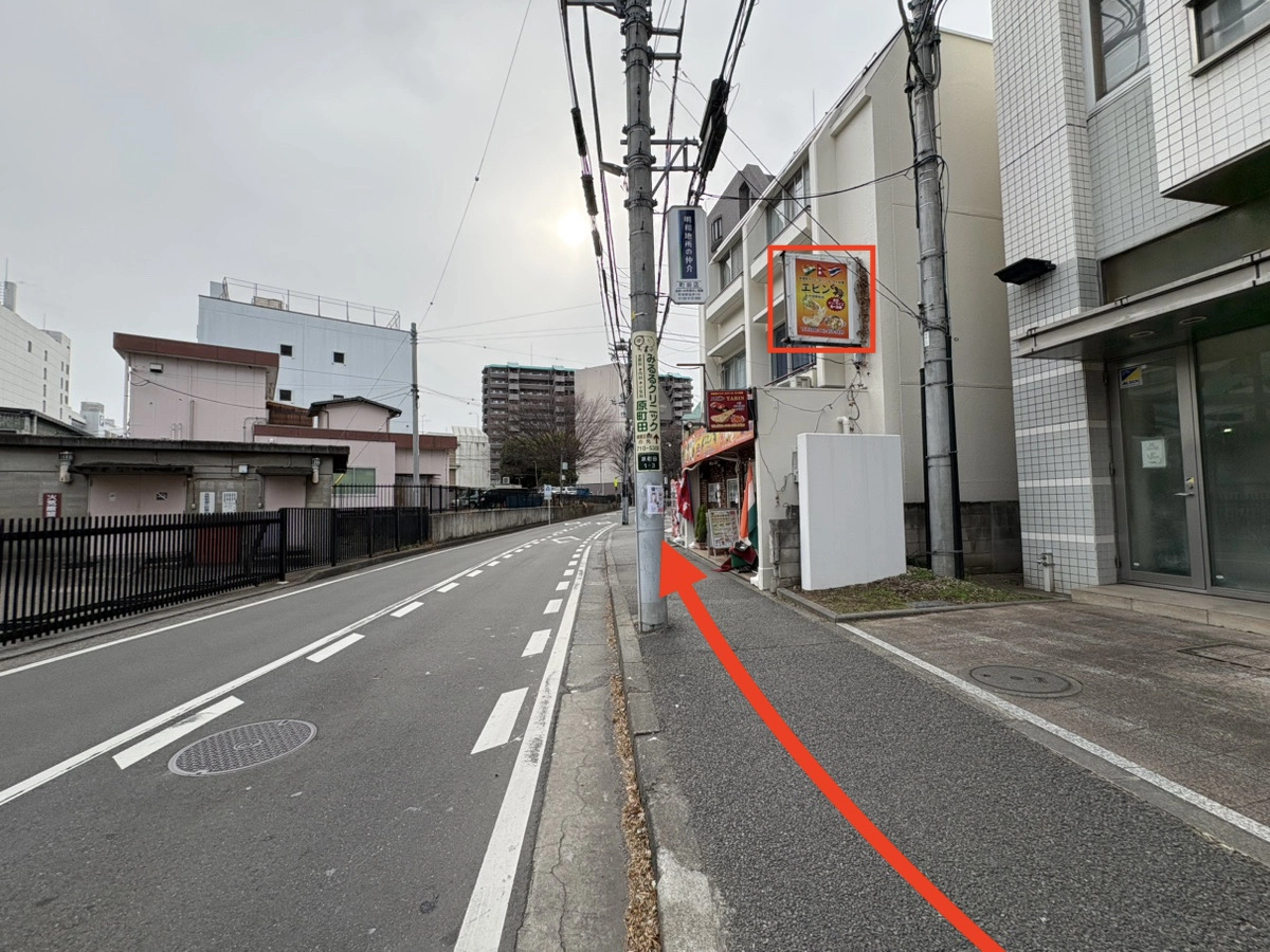 ⑤インドカレー屋さん「エビン」さんの看板を目印に進んでください。