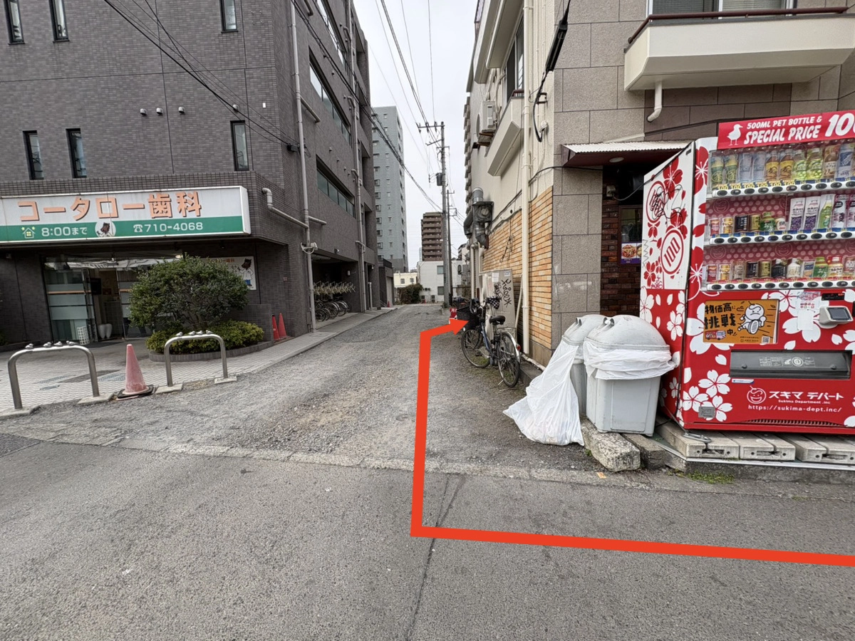 ⑥エビンさん店前に設置してある自動販売機を目印に、右に曲がってください。