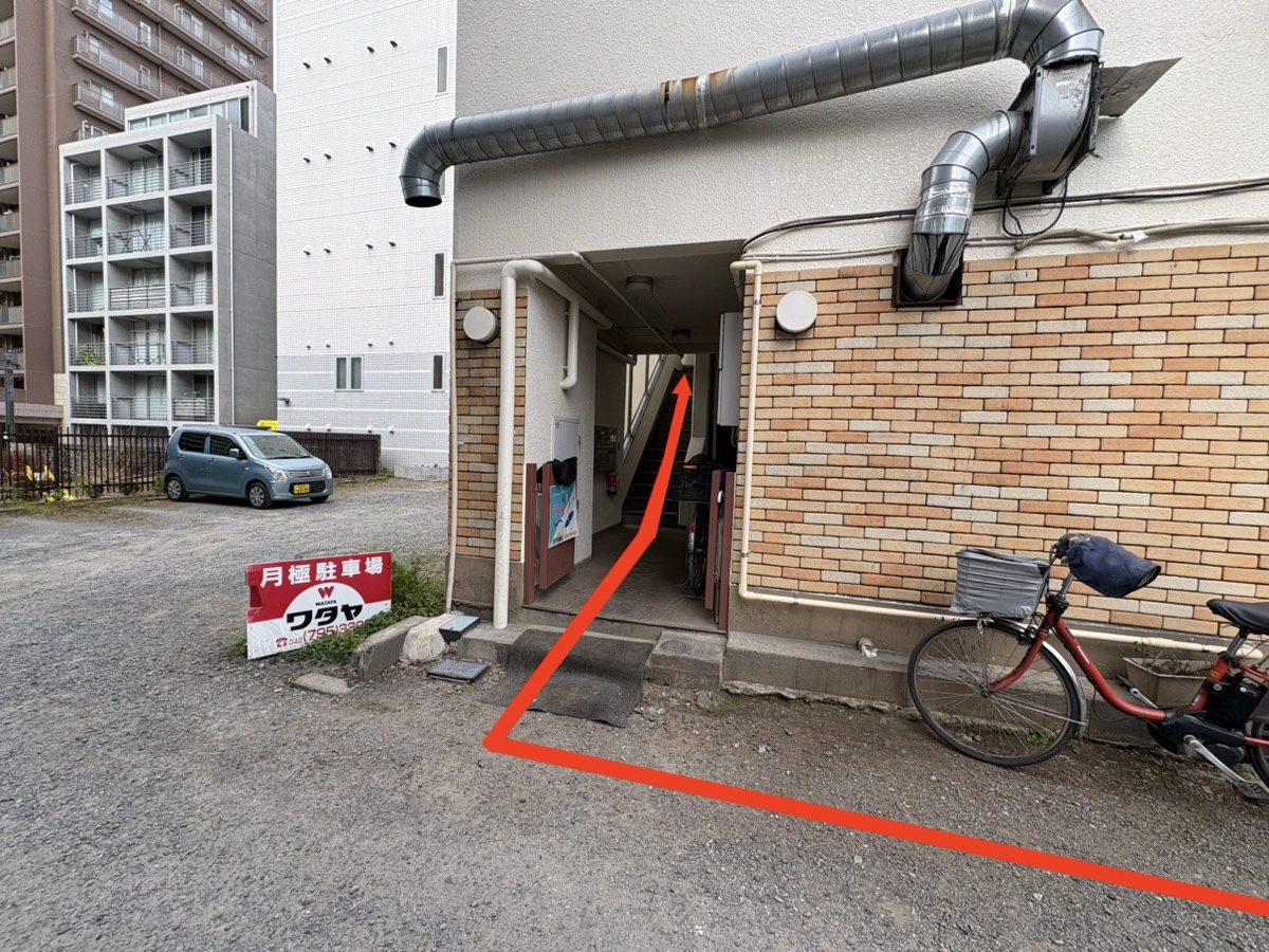 ⑦ビル入り口を入り、2階まで階段を上ります。