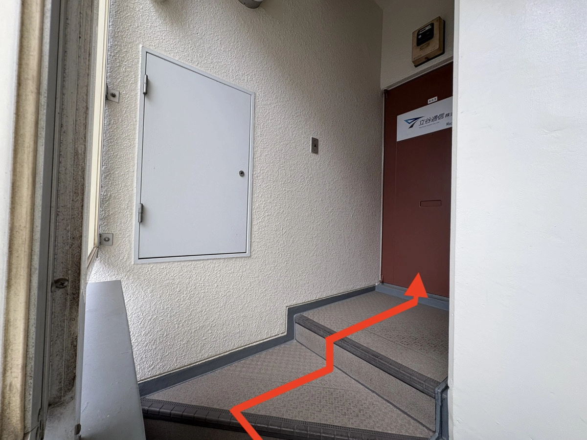 ⑧階段を上がってすぐ目の前にある203号室が当店になります。インターホンを押してください。