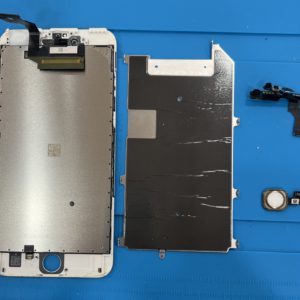 iPhone画面分解の様子
