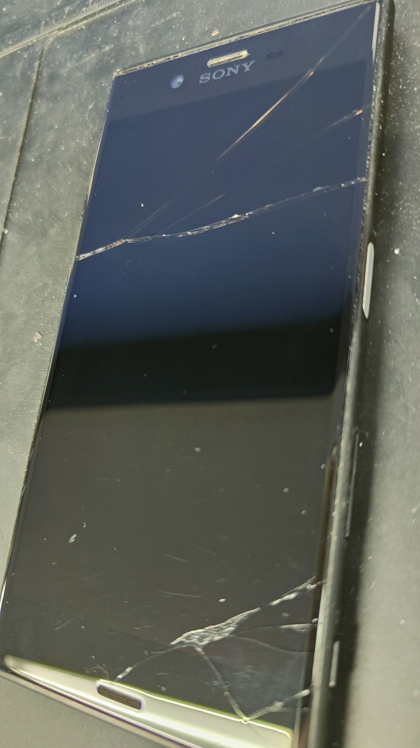 Xperia_XZs_display_broken